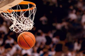 开云体育官方网站-孤星与鹰群，当东契奇照亮欧冠，老鹰在东方展翅