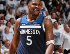 开云体育中国-雄鹿主帅麦克·布登霍尔泽赛季末摩擦频现