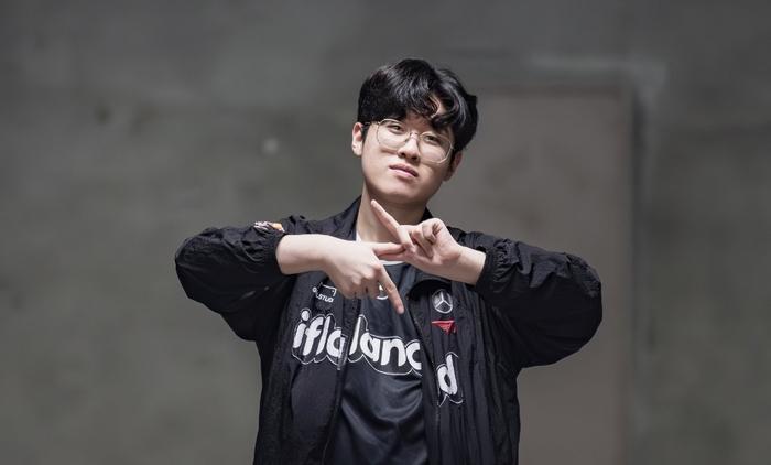 开云体育入口-JDG险胜G2，Zeus操刀奇招英雄翻盘宿敌对决小组赛，点燃全场激情