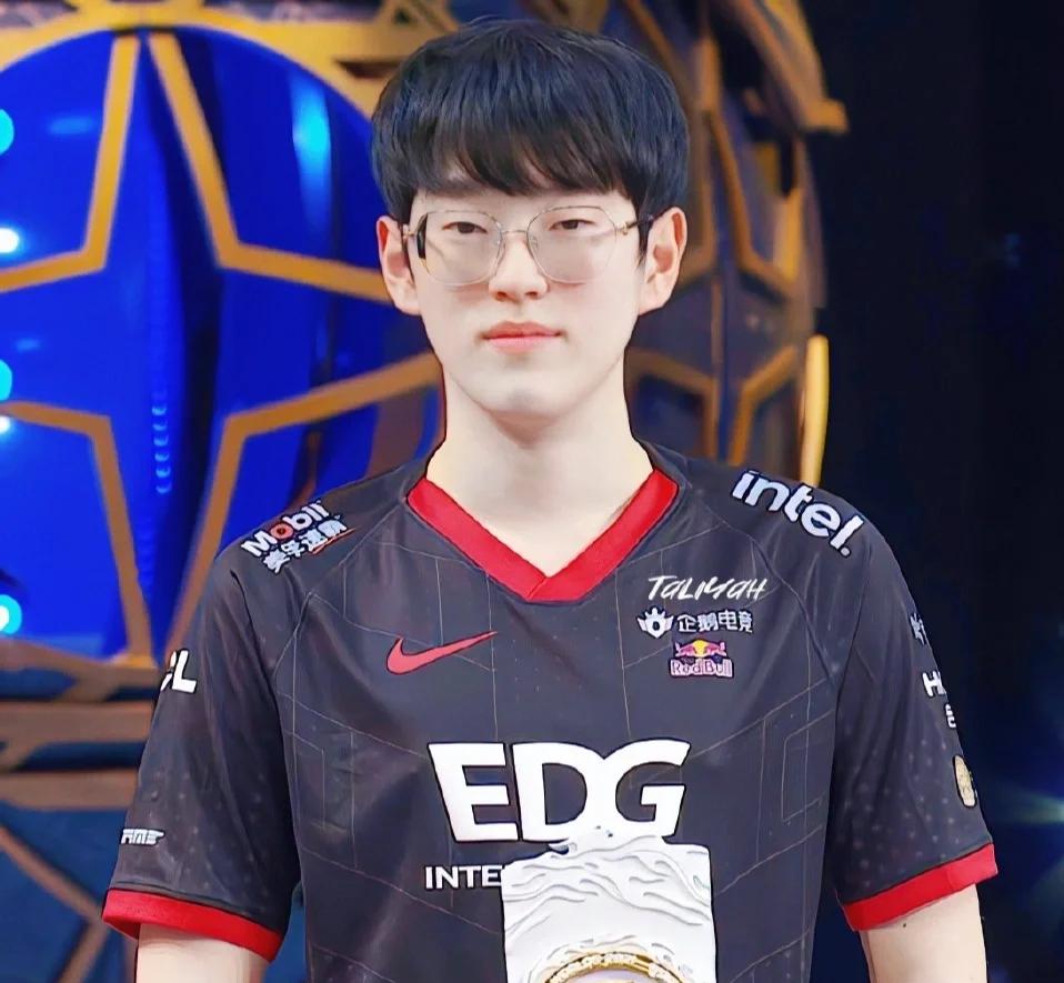 开云体育中国-FNC碾压T1，Scout完成史诗逆转激烈交锋淘汰赛，留下经典瞬间