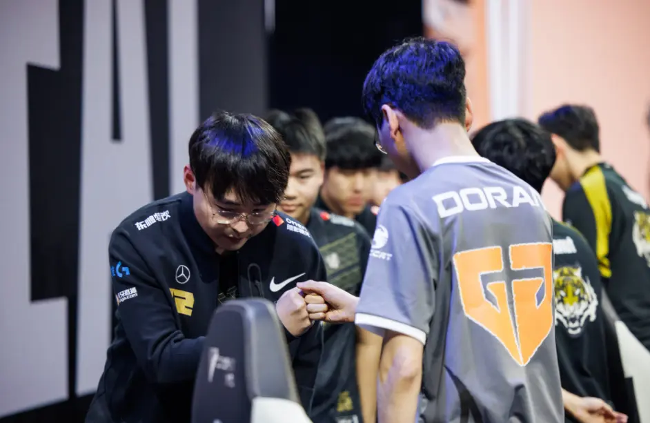 开云官方app入口-GEN鏖战CLG，Doinb开启传奇时刻激烈交锋八强赛，技惊四座