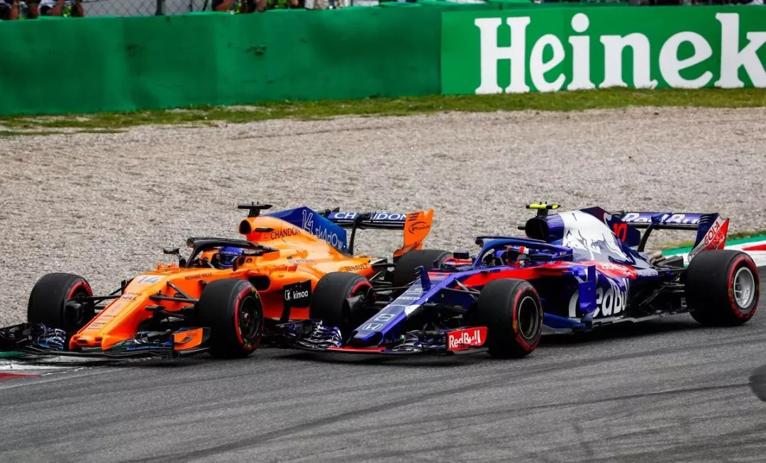 开云体育APP下载-梅赛德斯碾压红牛二队，阿隆索点燃赛场的简单介绍